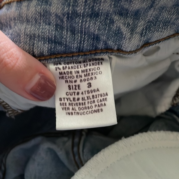 l.e.i. Sophia Jean Bermuda Shorts - Picture 3 of 5